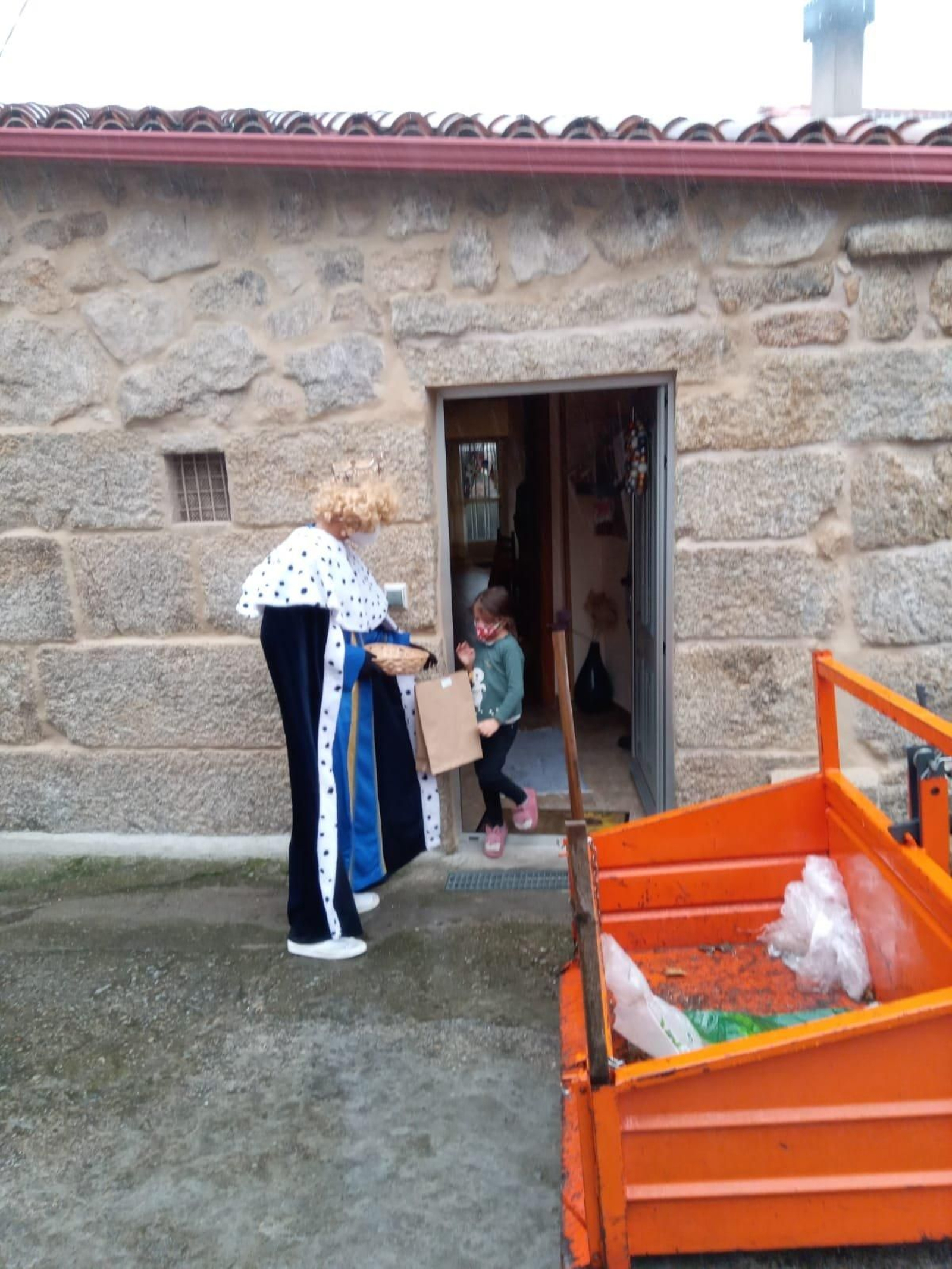 LOBIOS. La visita de sus majestades esta mañana por los pueblos de Lobios. La pandemia obligó a suspender la cabalgata, pero Melchor, Gaspar y Baltasar quisieron pasar a saludar personalmente a los menores del municipio.