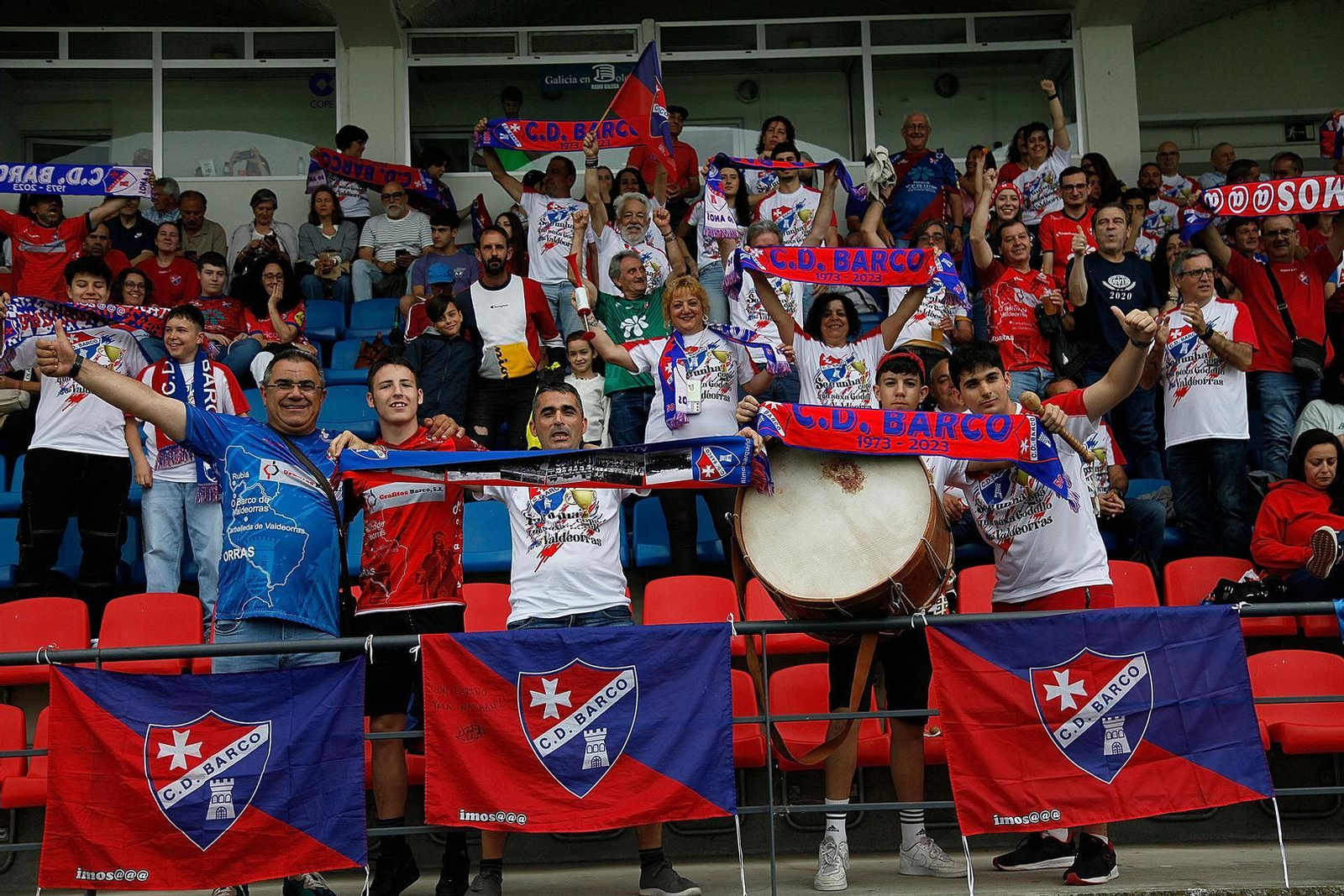 La afición en las gradas animando a los jugadores.