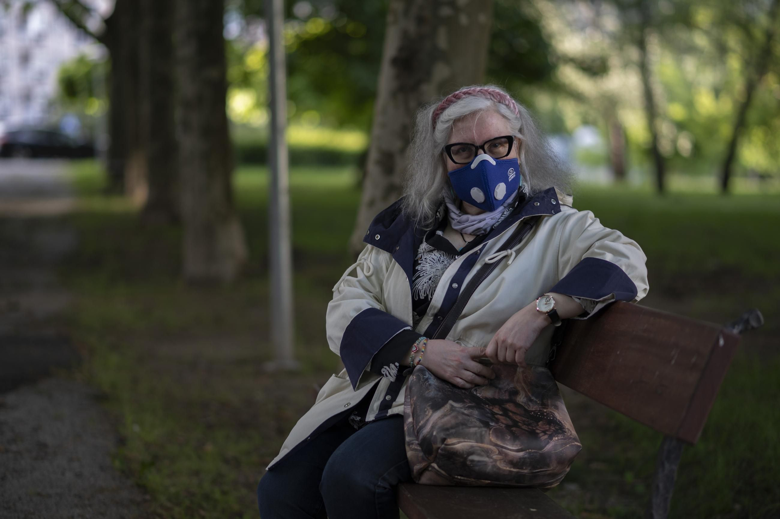 La doctora María Argentina Rey con mascarilla en el parque Barbaña.