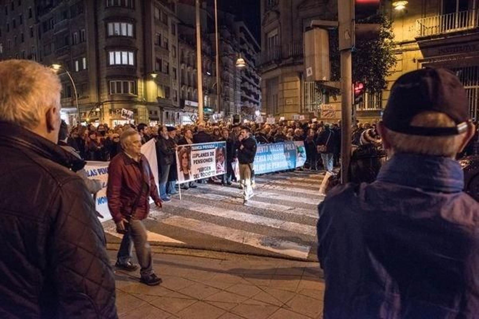 Participantes en la manifestación de los pensionistas de ayer en Ourense.