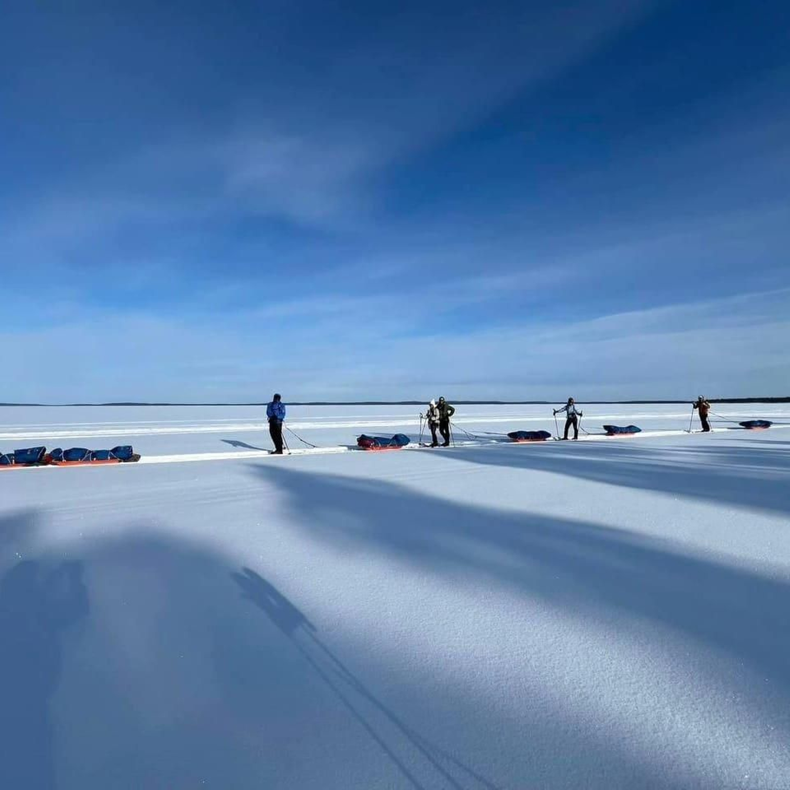 A expedición, da que formaba parte Antón Gómez-Reino, atravesa a contorna do lago Inari durante o inverno polar.