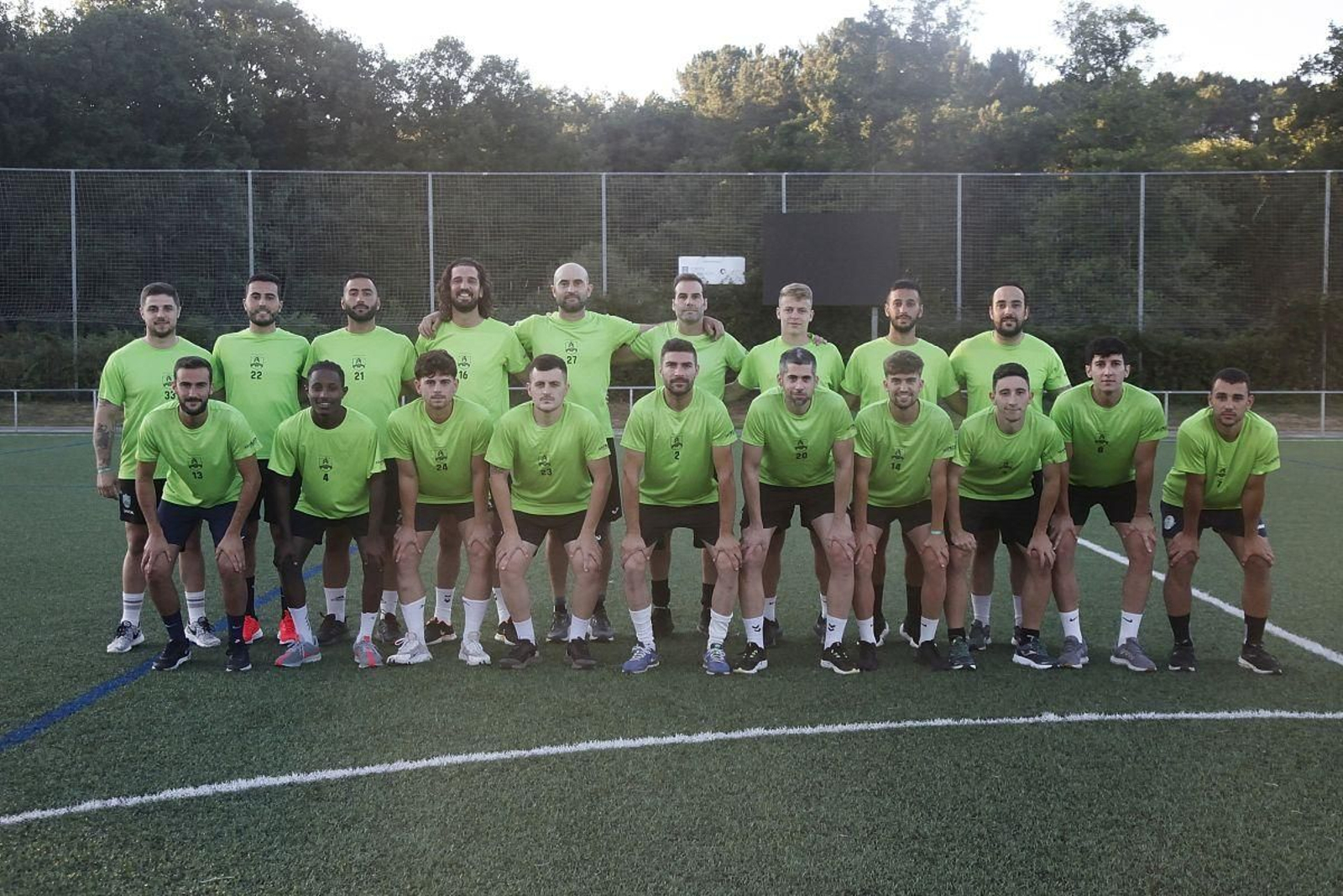 Los integrantes de la plantilla del CD Allariz, ayer al iniciar la pretemporada en el campo Cid Carriega (Foto: Miguel Ángel).