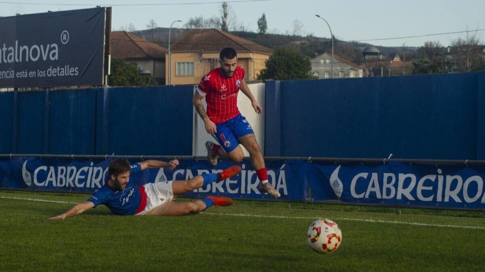 El delantero verinense Búfalo salta ante la entrada del defensa del Umia, Gullón.