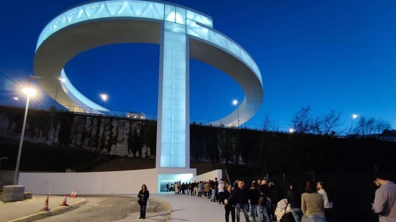 El ascensor Halo, iluminado de noche.  