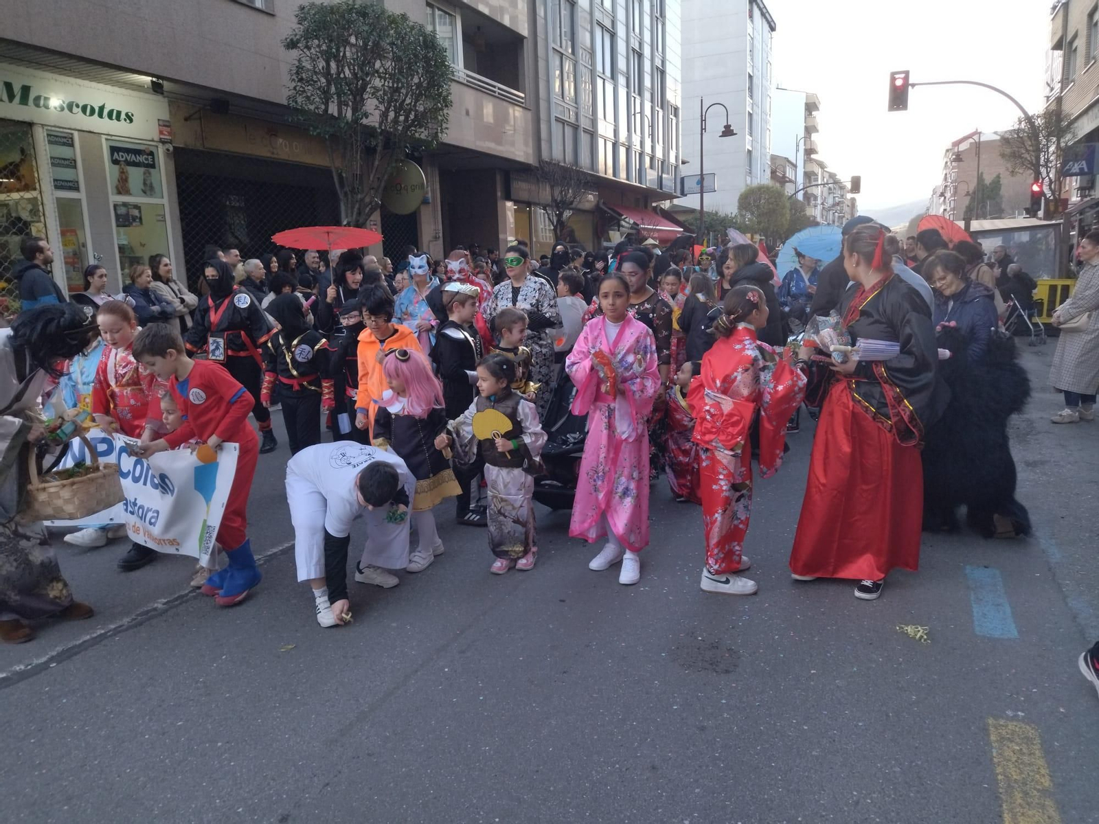 Galería | Música, paparota y mucho colorido en la comarca de Valdeorras durante su Martes de Entroido