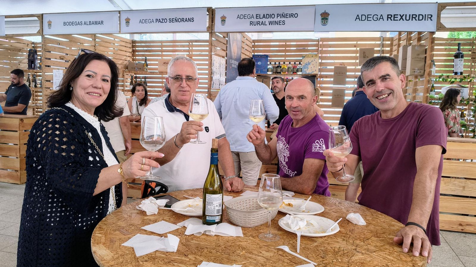 Asistentes este domingo a la Festa do Viño de Meaño.
