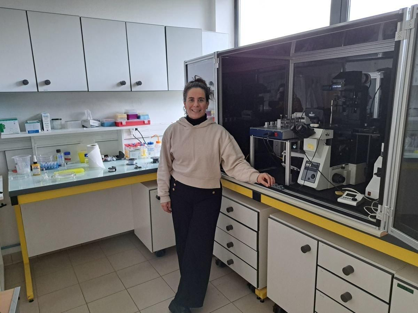 Laura, en su laboratorio de la Universidad de Burdeos.