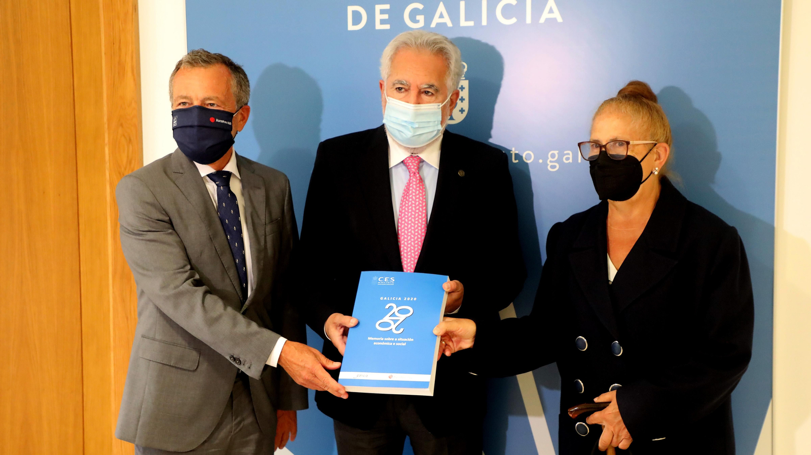Hernández, Santalices y Otero posan para los medios en el Parlamento autonómico.