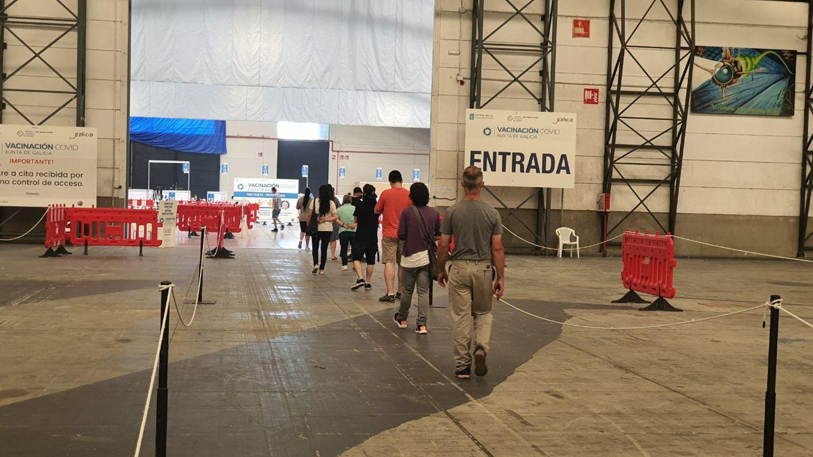 Pequeña cola de personas esperando a ser vacunadas. // Jorge Landín
