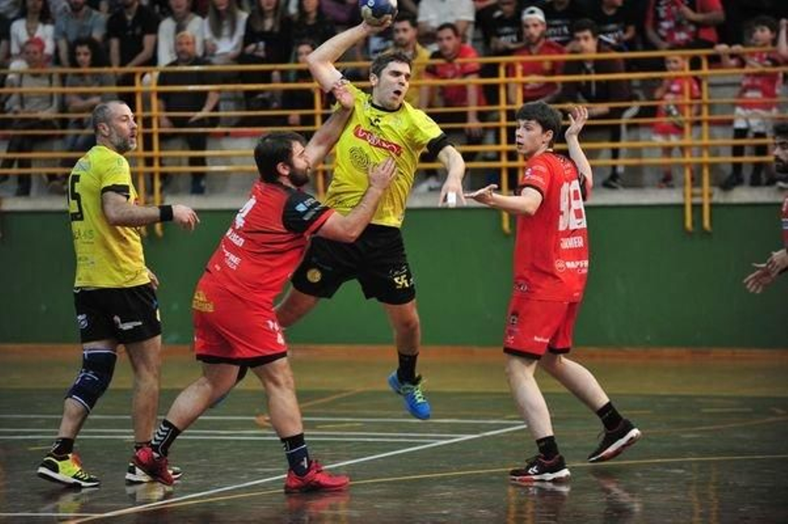 Aleixandre, del Carnes do Ribeiro, intenta lanzar a portería con la oposición de Ismael, del Cañiza.