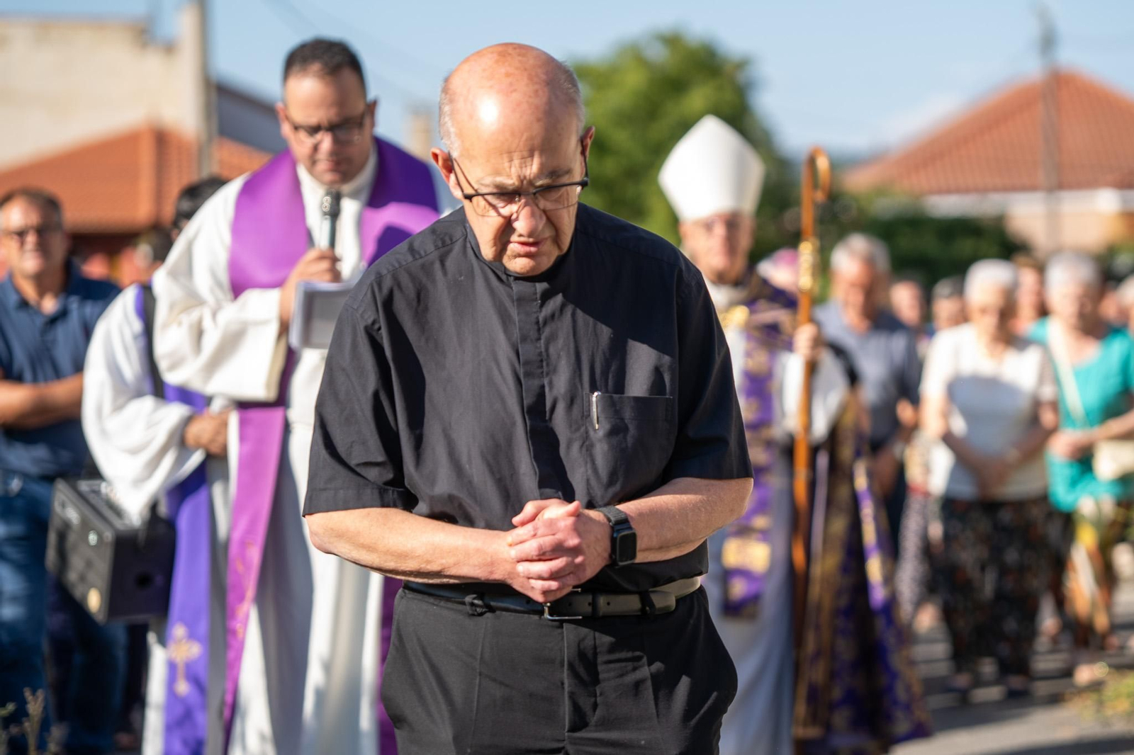 Momentos del acto de purificación y bendición celebrado en la iglesia parroquial de Parada de Ribeira tras la sustracción de sus piezas litúrgicas