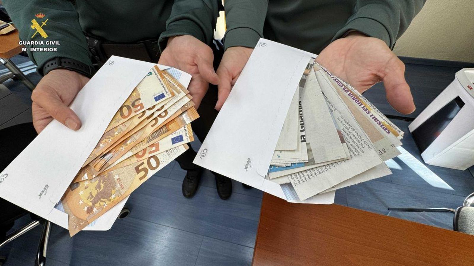 Dinero recuperado y papel en otro sobre en una de las estafas.