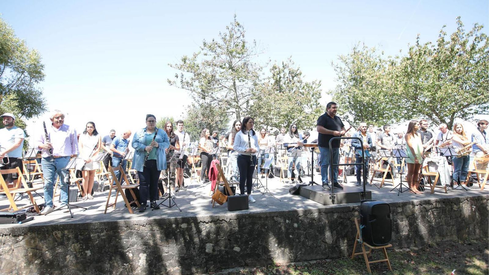 La fiesta vecinal y del socio de Valadares tuvo este año la música como principal protagonista con la actuación de dos de los grupos de la parroquia, que amenizaron la mañana en el parque forestal Monte dos Pozos.