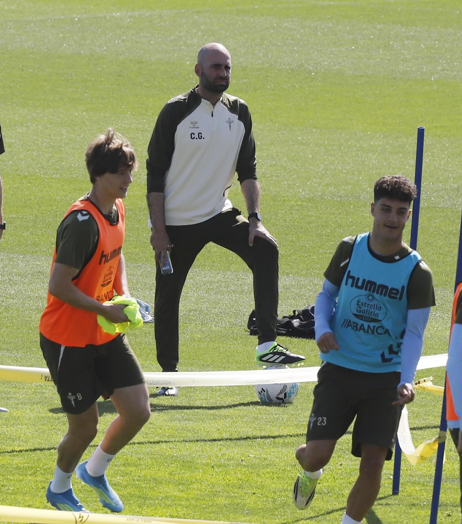 Claudio Giráldez sigue el arranque del entrenamiento de ayer en Mos.