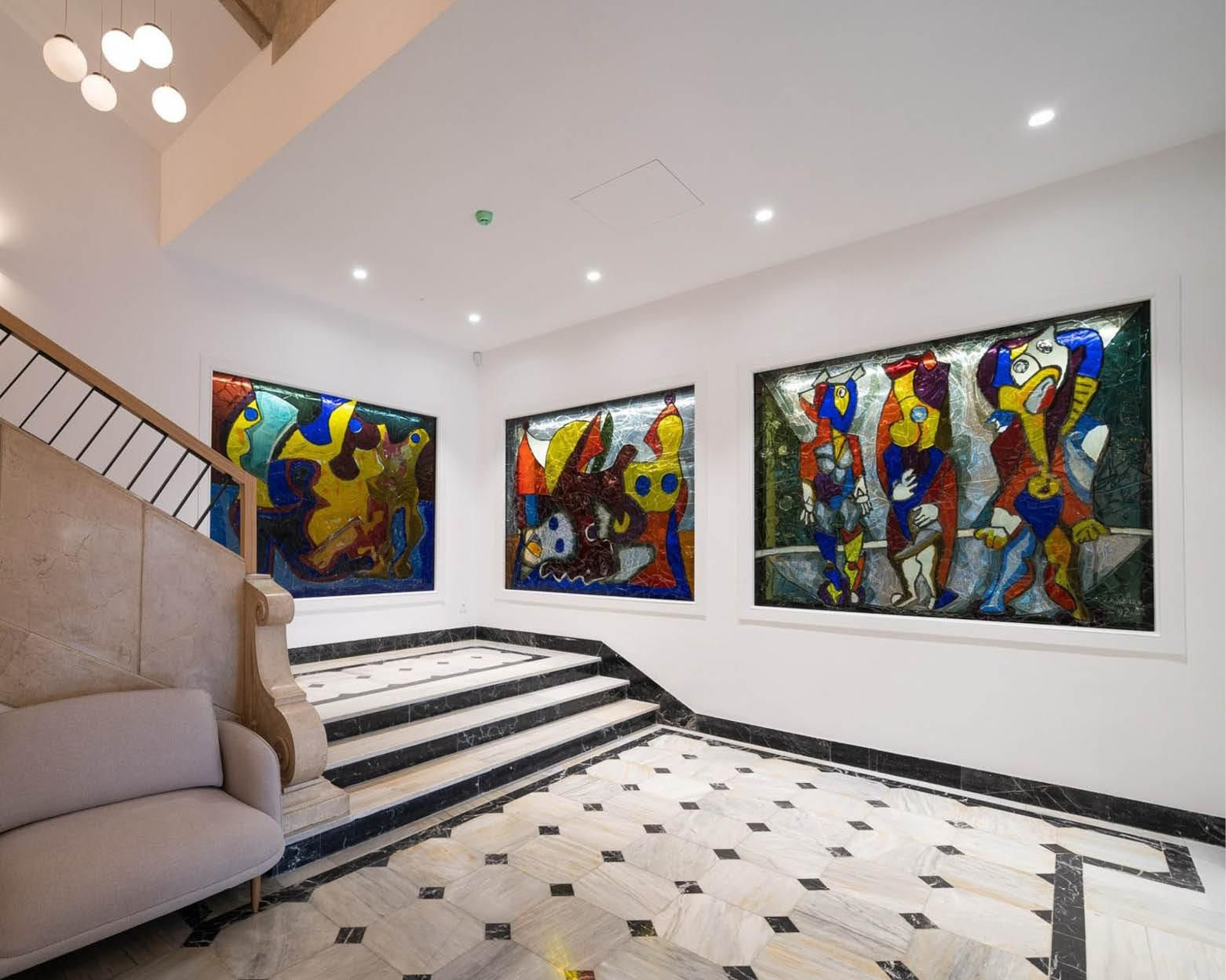 La escalinata principal de la sede de Zona Franca acoge las tres vidrieras de Laxeiro.