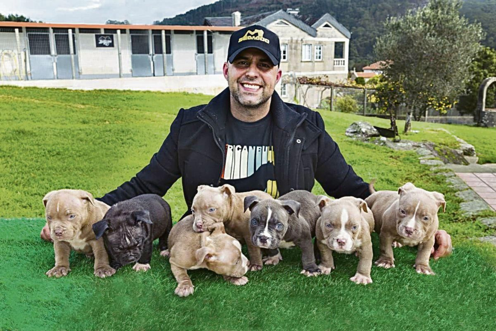 Iván Otero, criador de la raza American Bully en su criadero Bullyvan, con una camada de perros en su finca de Cangas.
