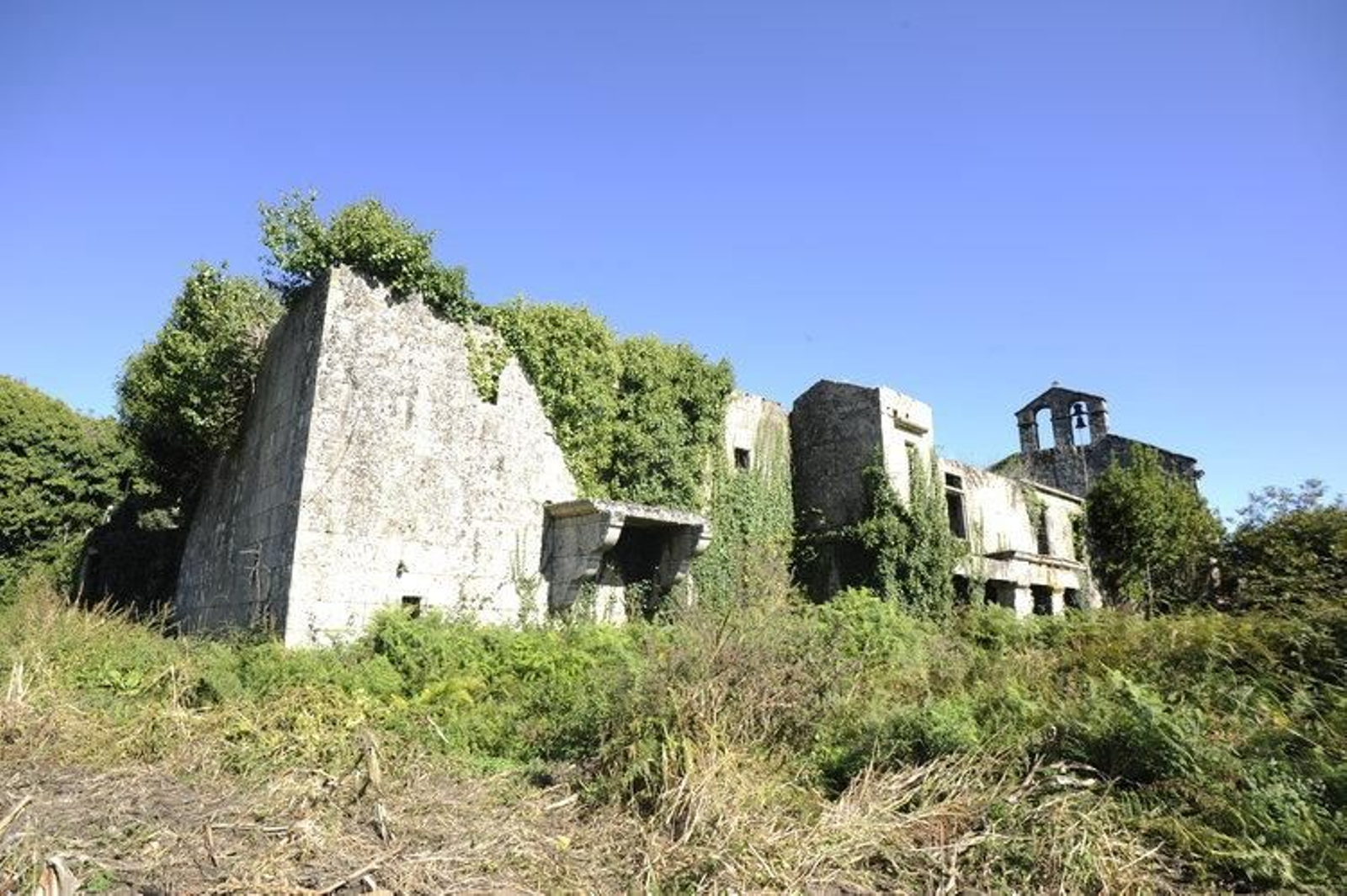 Las ruinas del Monasterio de San Pedro de Lobás, con la iglesia al fondo.