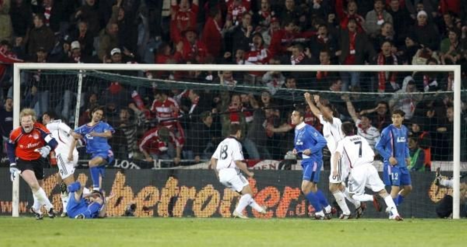 Los jugadores del Bayern festejan el último gol que les daba la clasificación.