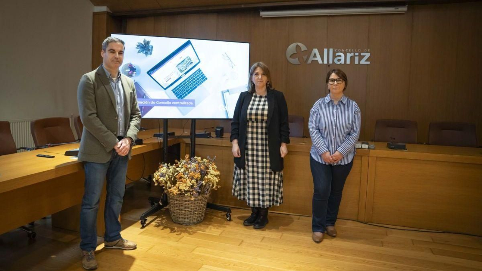 Pablo Sanmartín, Cristina Cid e María López, onte durante a presentación da nova páxina web de Allariz.