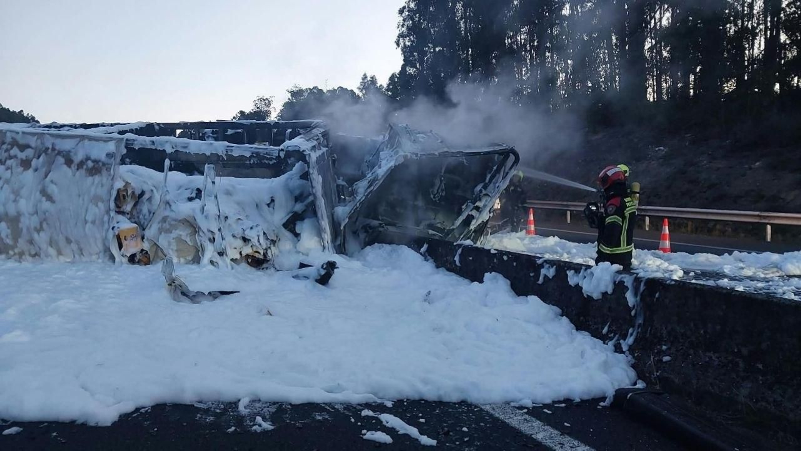 Un camionero resulta herido al incendiarse su vehículo en la AP-9