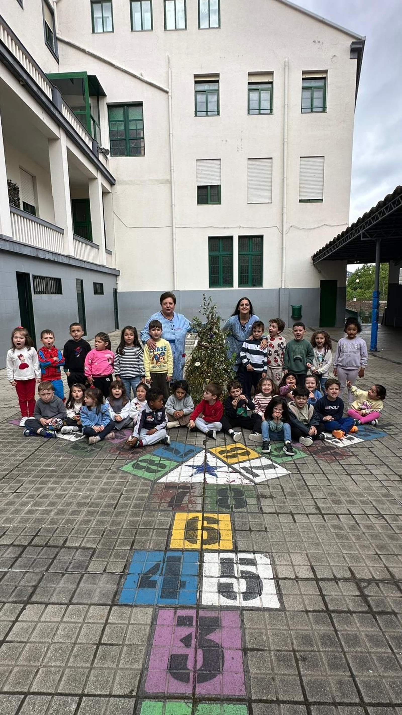 Os Maios no colexio Josefinas de Ourense