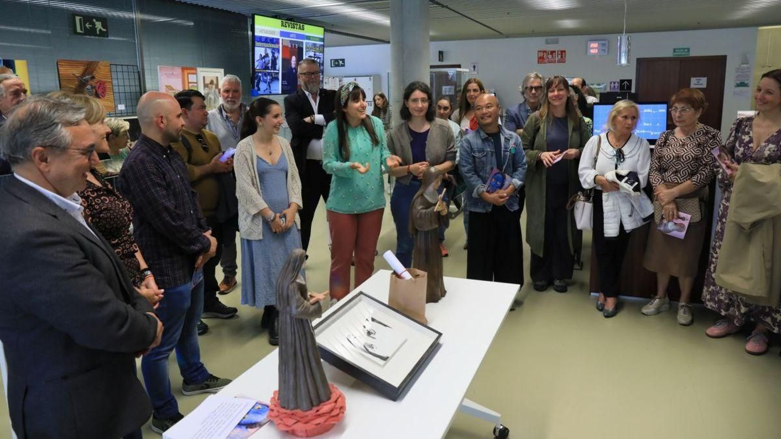 Estudiantes de la Escola de Artes e Oficios y público asistente en la Biblioteca Pública Nós.