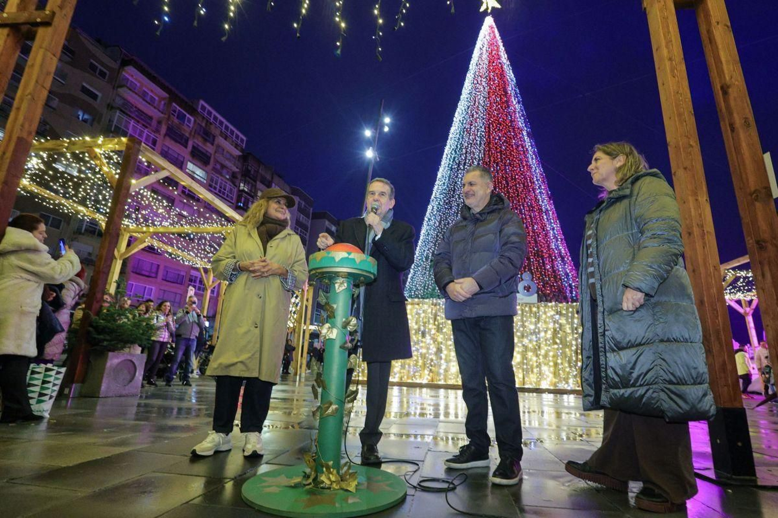 Caballero encendió el árbol de la plaza de Vialia.
