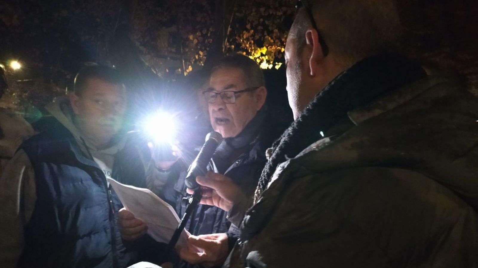 Saavedra lee el manifiesto.