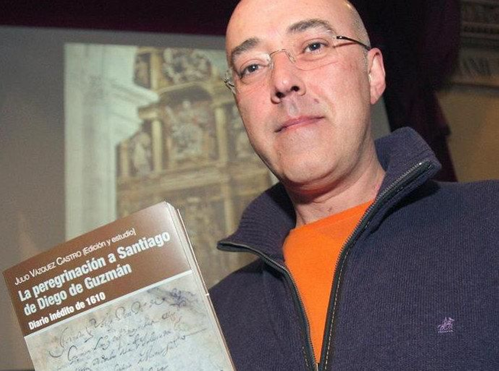 El autor de edición y estudio, el historiador Julio Vázquez Castro, presenta el diario inédito de la peregrinación de Diego de de Guzmán a Santiago que fue escrito en 1610. (EFE)