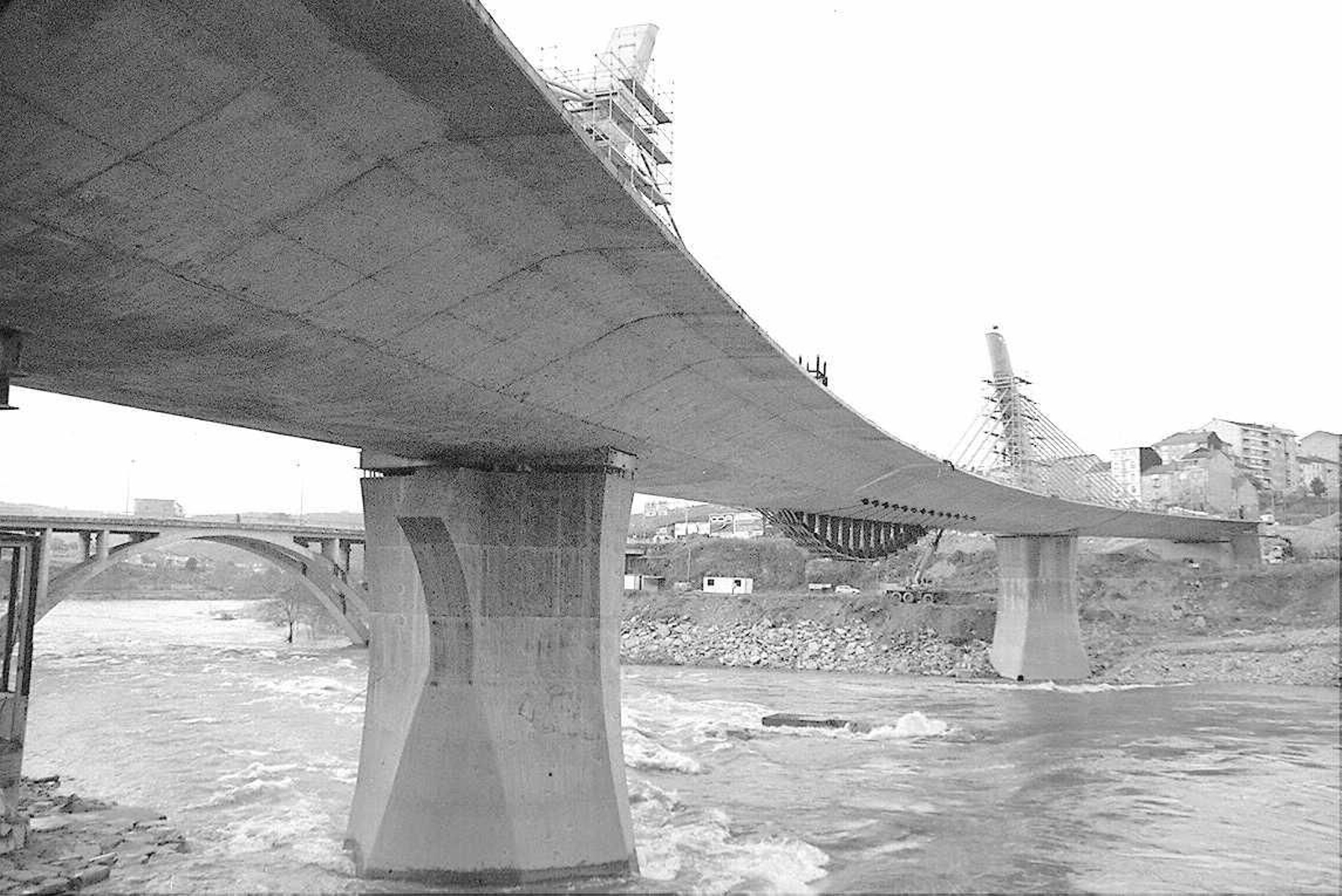 La construcción del emblemático Puente del Milenio hace 25 años cambiaba el skyline de Ourense, en fotos