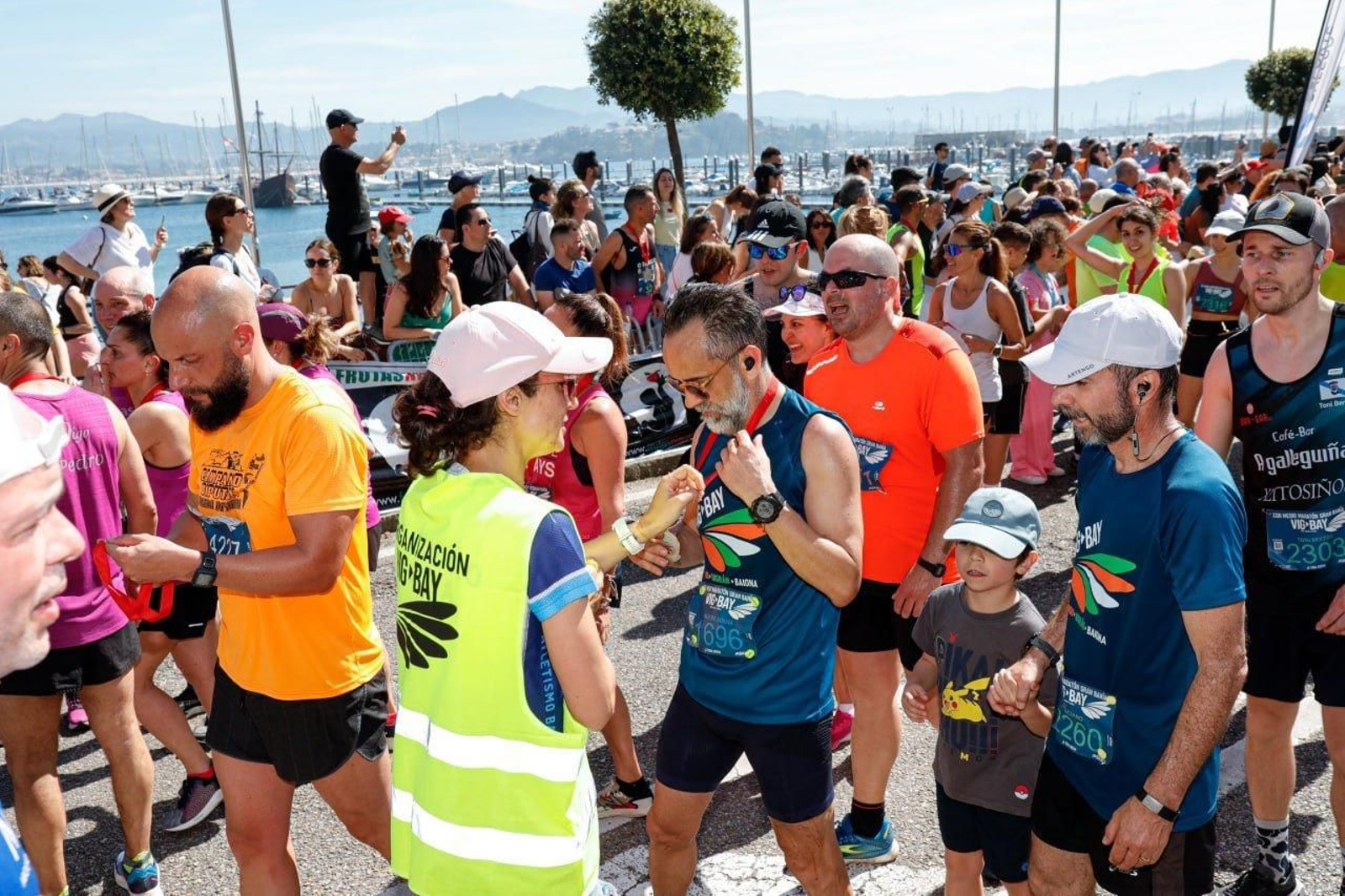 Llegada a la meta de los participantes en la Vig-Bay 2024.