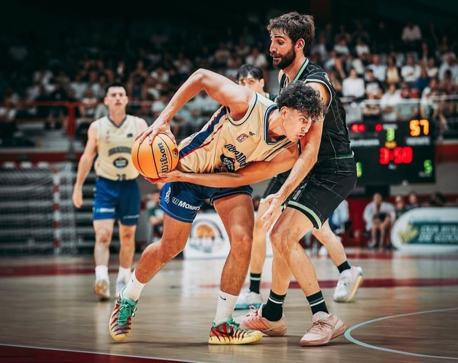 Álvaro Soneira trata de superar a Ricky Rubio en el partido en el cual hizo su debut con el primer equipo.