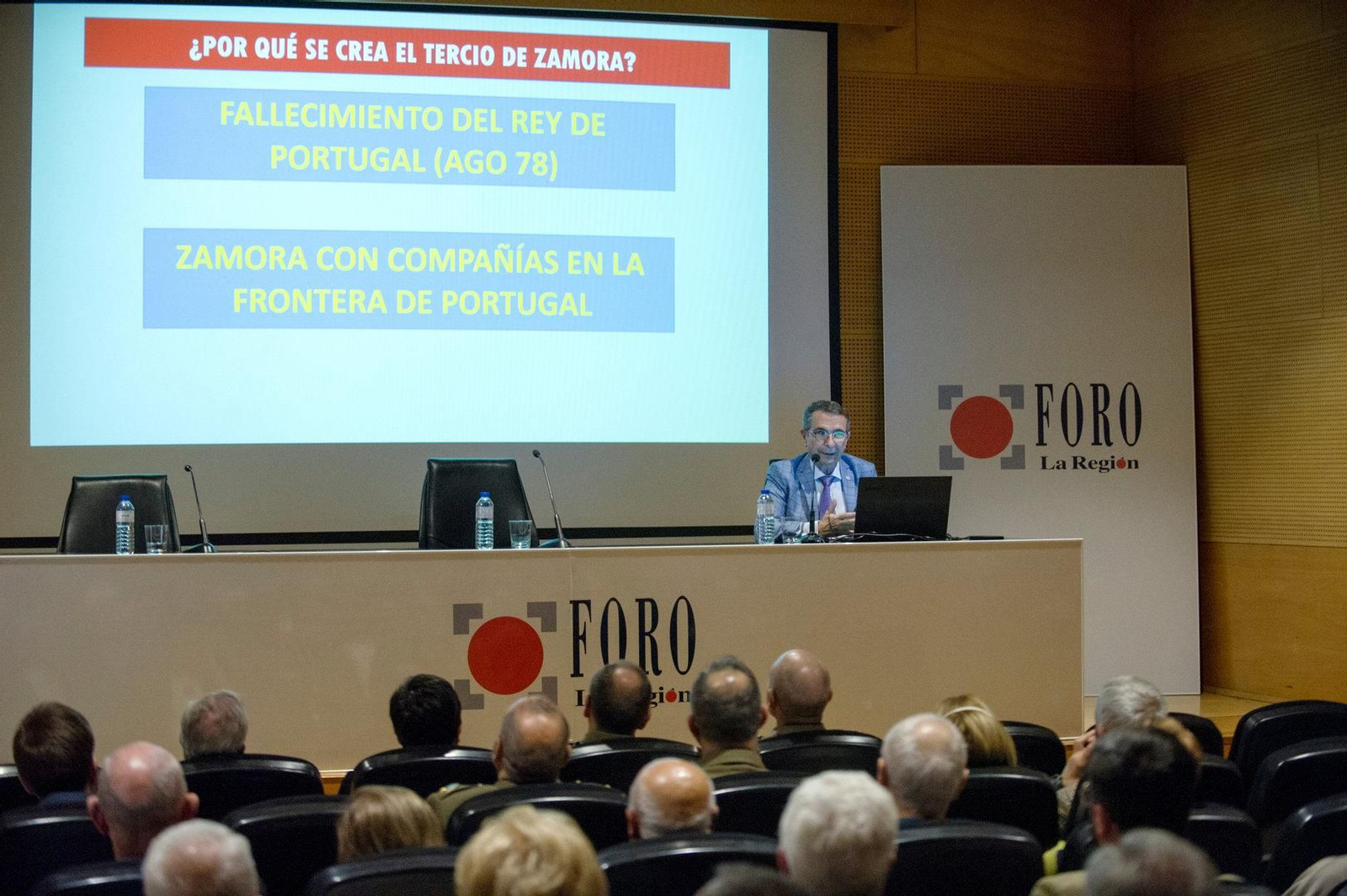 Asistentes atendiendo interesados mientras César Muro.