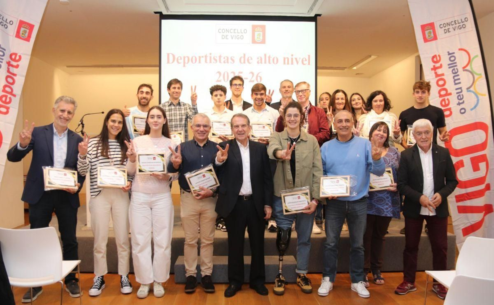 El alcalde de Vigo Abel Caballero presidió ayer el acto en el Museo Marco, con los 37 deportistas subvencionados.