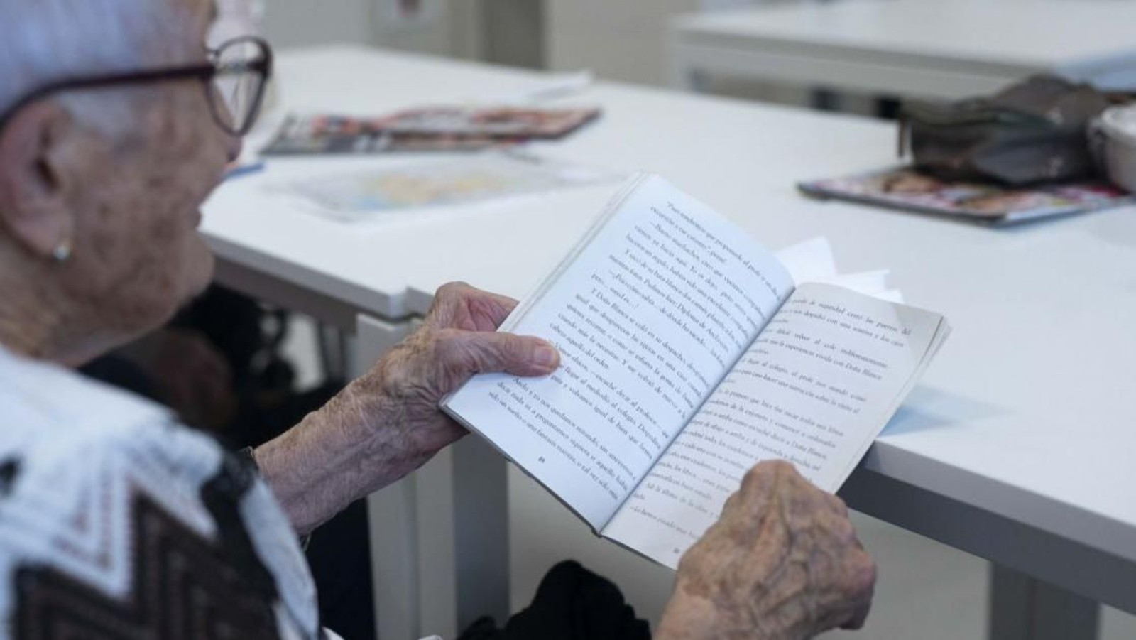 Una usuaria de los talleres de Afaor lee un libro (Foto: Martiño Pinal).
