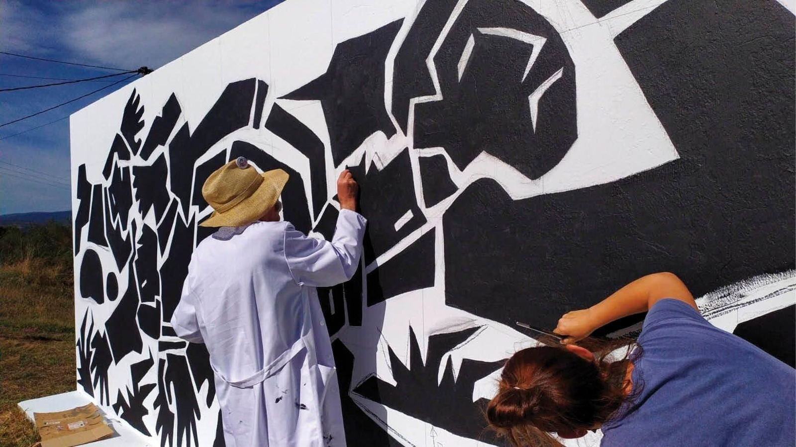 El artista Xosé Vizoso durante la restauración un mural en Celanova.