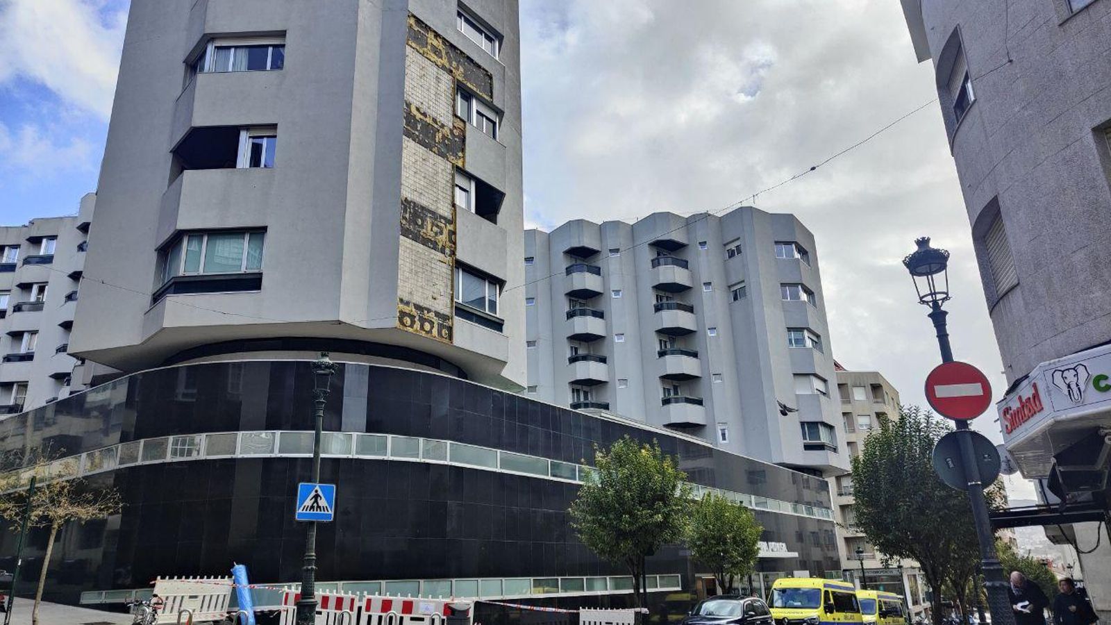 Desprendimiento de fachada en el hospital Povisa de Vigo. // Jorge Santomé