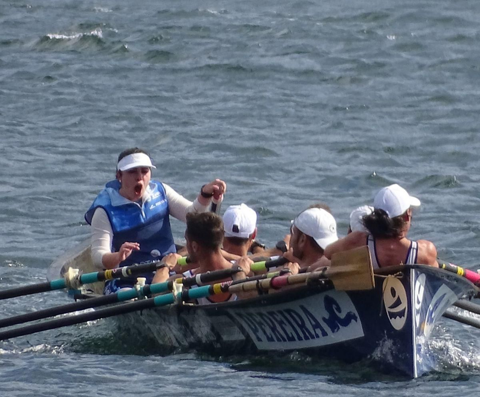 La trainerilla de Tirán Pereira avanza por las aguas de Meira.