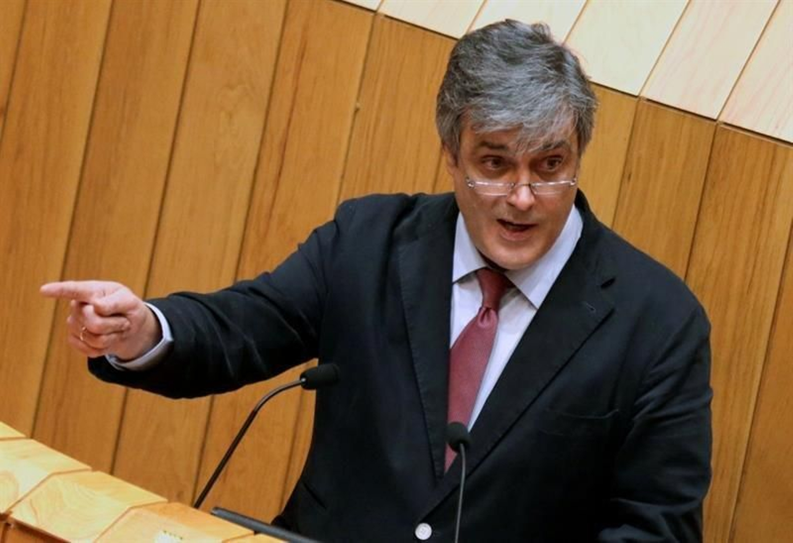 El portavoz del Grupo Popular, Pedro Puy, interviene en debate sobre el dictamen de la comisión tercera sobre los presupuestos para el próximo año, esta mañana en Santiago. (LAVANDEIRA JR)