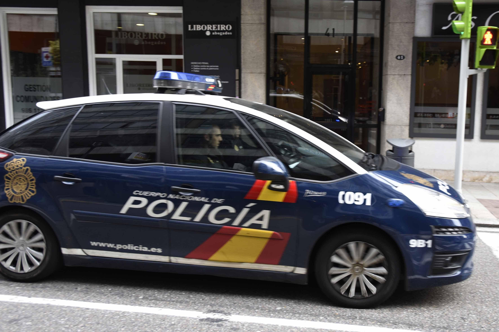 El detenido en el coche de Policía acudiendo a uno de los registros antes del ingresar en prisión.