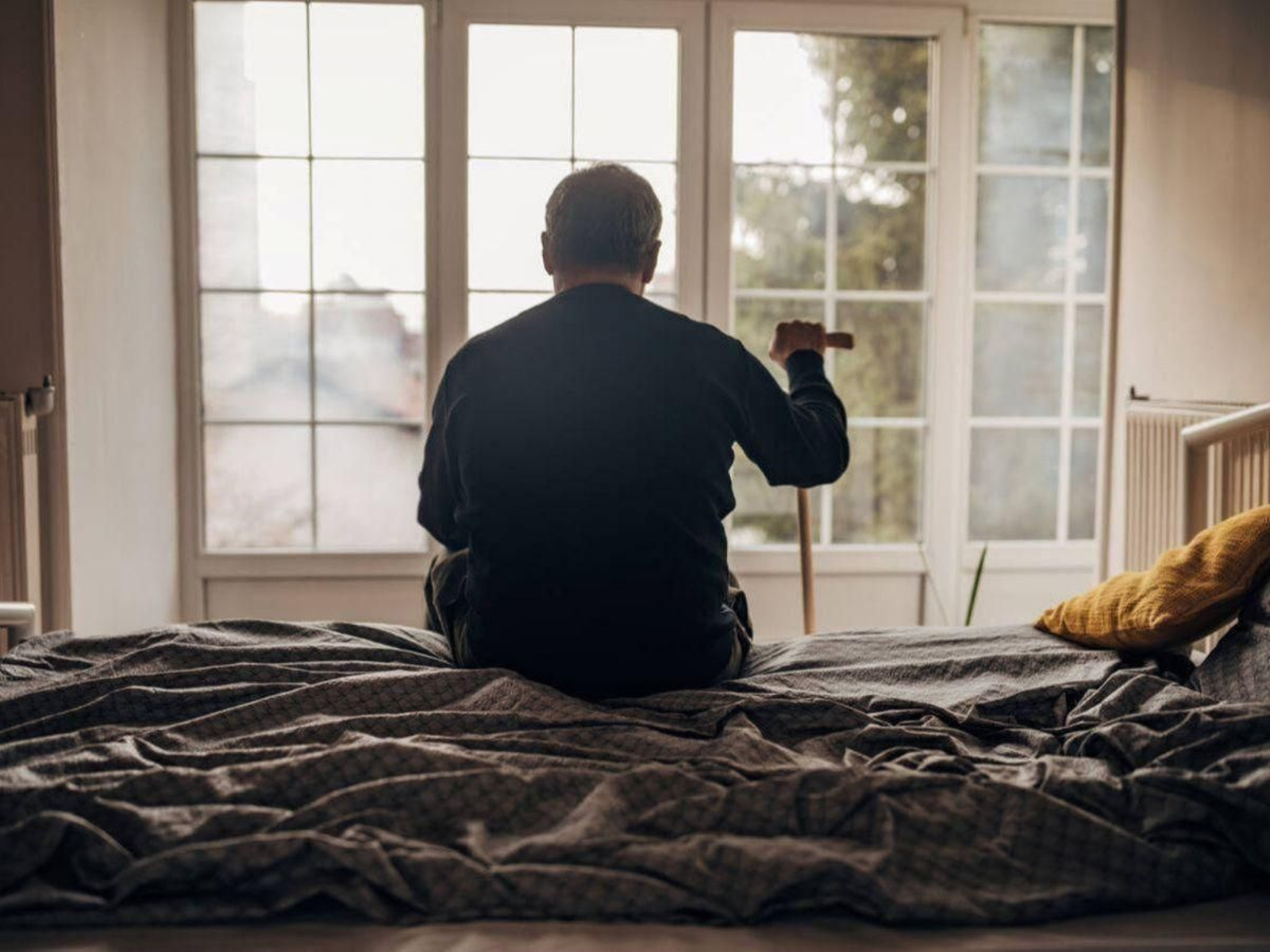 Un hombre de avanzada edad que se encuentra solo en su domicilio