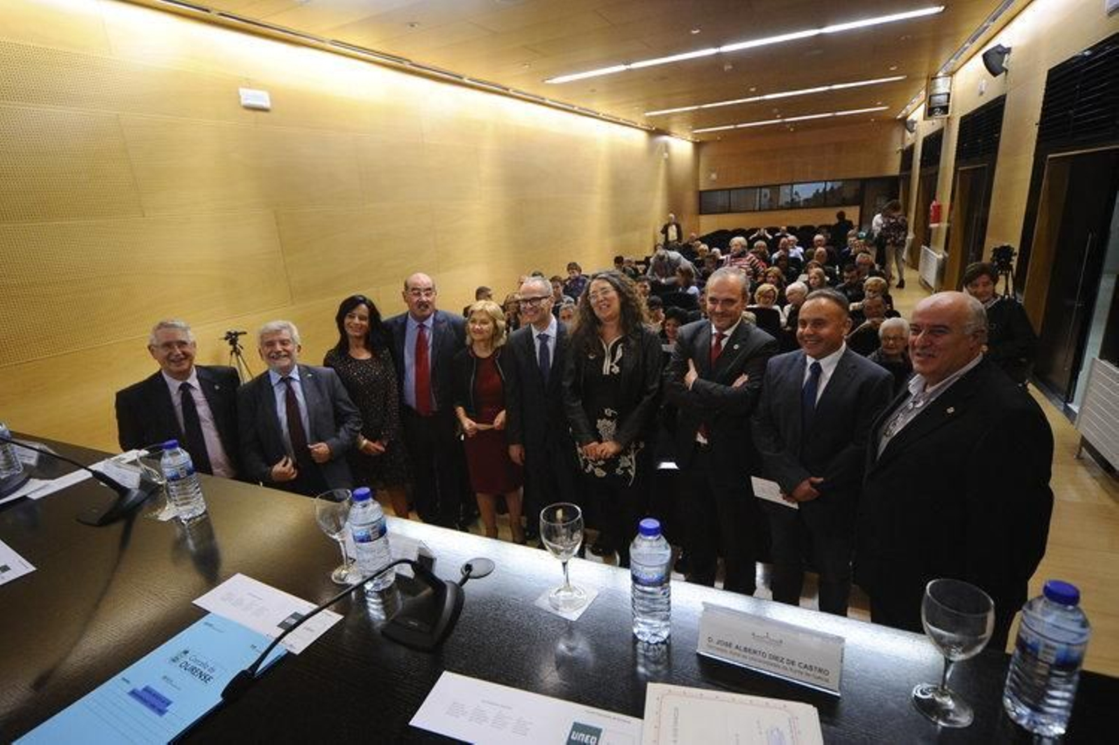 De izq a dcha: Jesús de Juana, Rosendo Fernández, Belén Iglesias, Ramón Rey, Mercedes Gallego, Jesús Vázquez, Mari Carmen García, Carlos Candal, Julio Prada y Avelino García durante la inauguración.