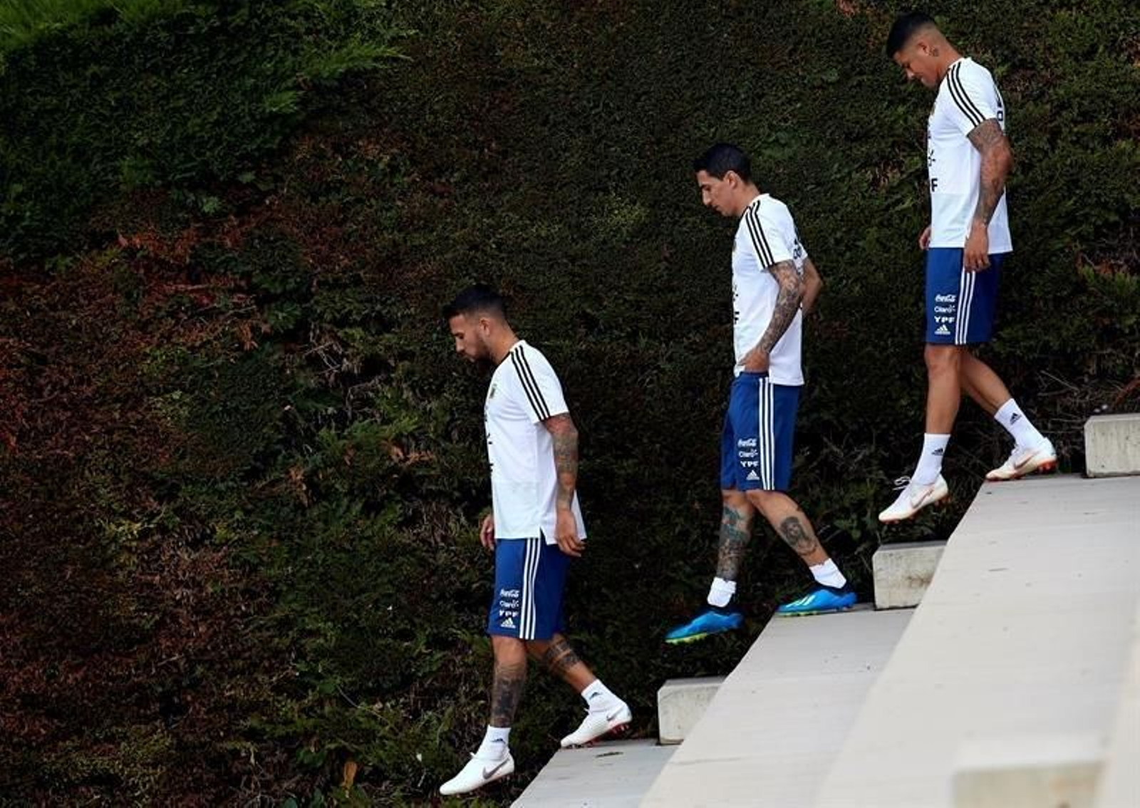 Los jugadores de la selección de Argentina, Marcos Rojo (i), Ángel Di Maria (c) y Nicolás Otamendi (d), durante el entrenamiento del combinado albiceleste en la ciudad deportiva del FC Barcelona.