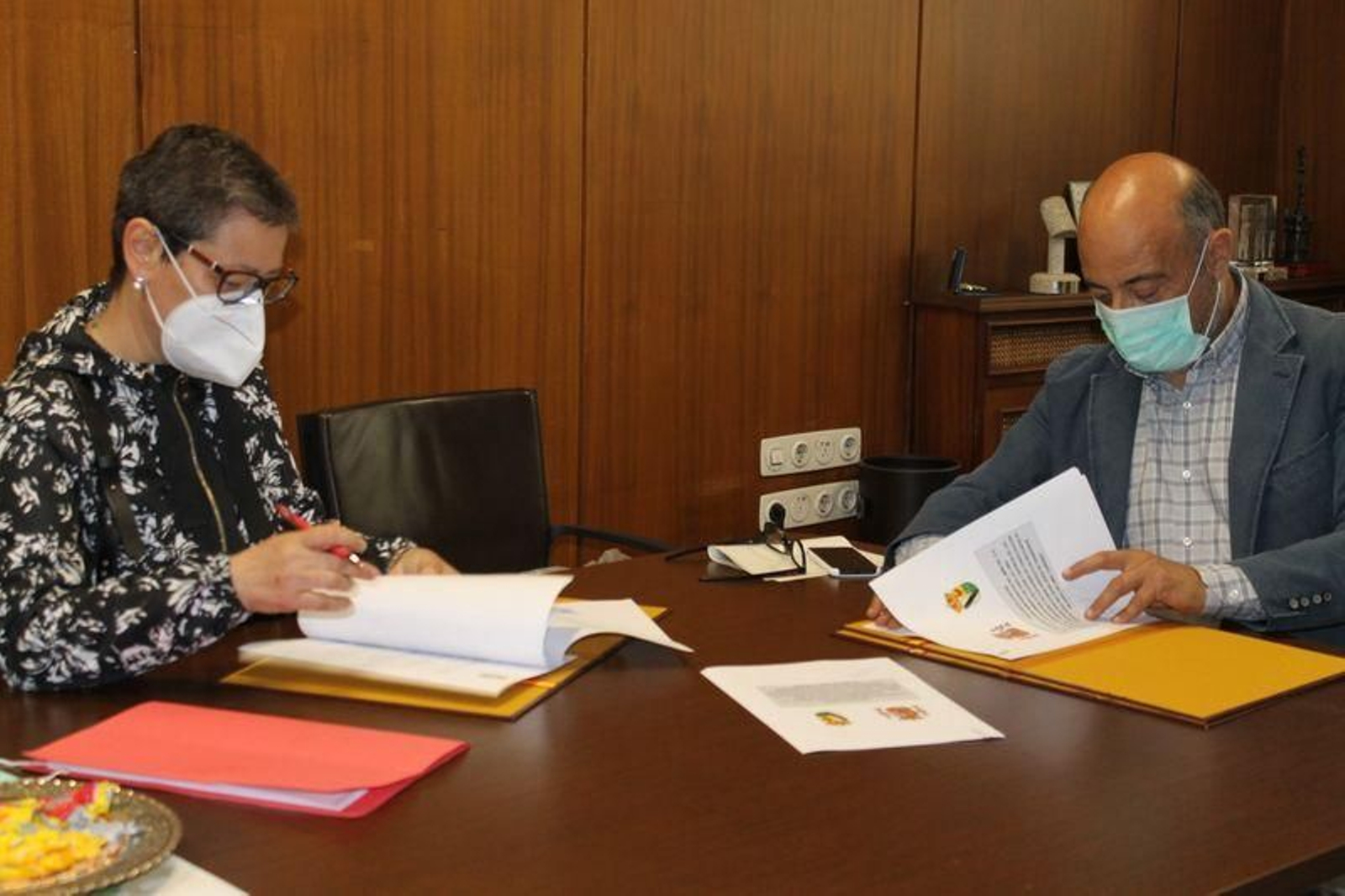 La regidora limiana, Elvira Lama, y el presidente de la Confederación, José Antonio Quiroga.