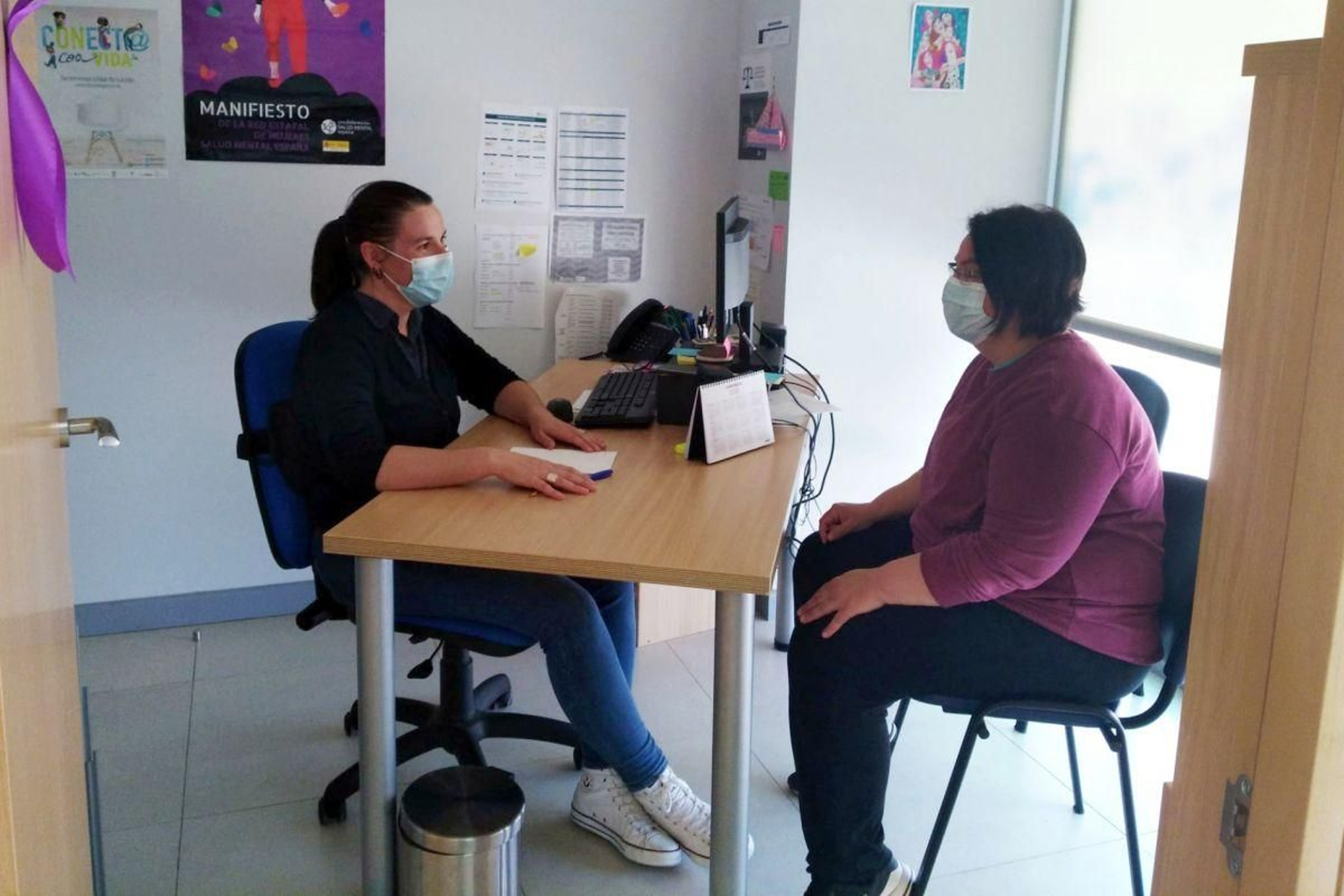 Una trabajadora de Feafes, en consulta con una usuaria.