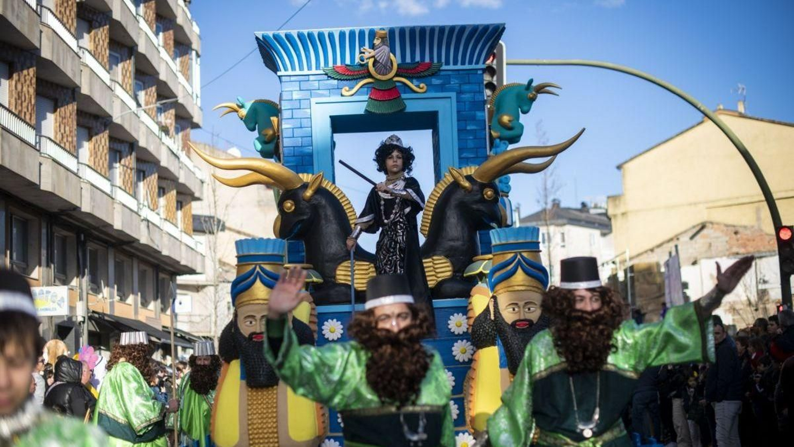 Carroza nun desfile do martes no Entroido de Verín.