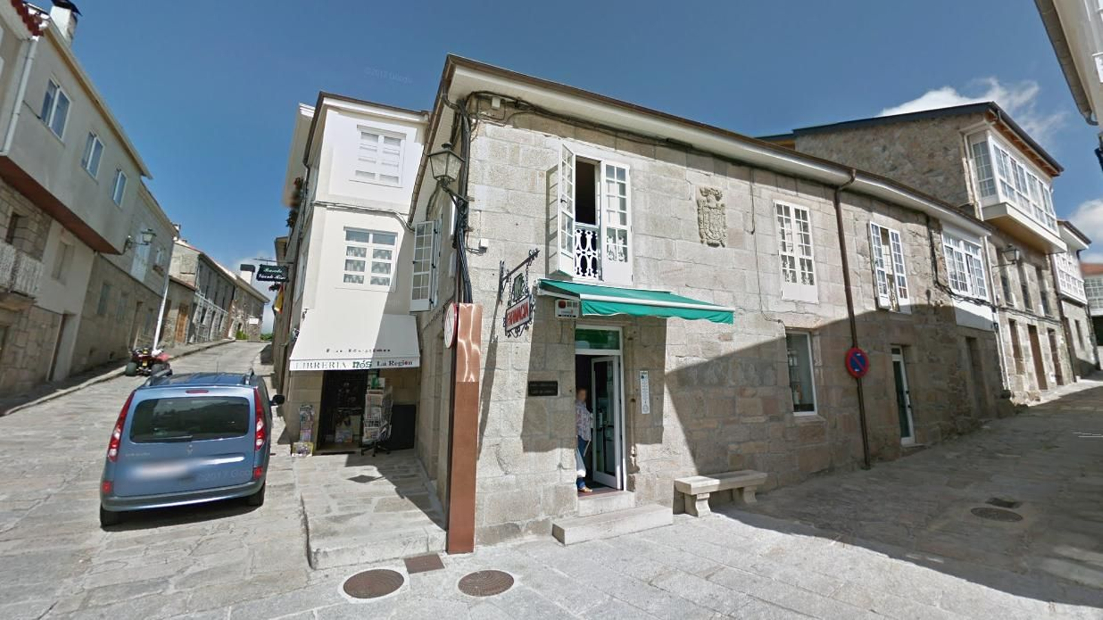 Farmacia familiar de la víctima del accidente en Castro Caldelas. (FOTO: GOOGLE).
