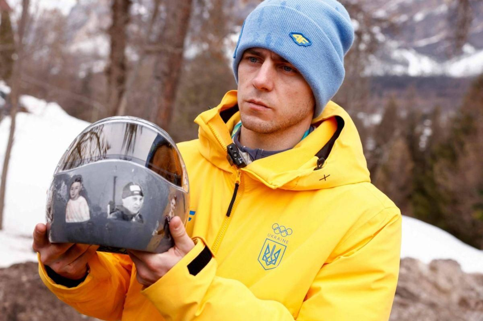 El trineista ucraniano Vladyslav Heraskevych posa con el casco de la polémica.