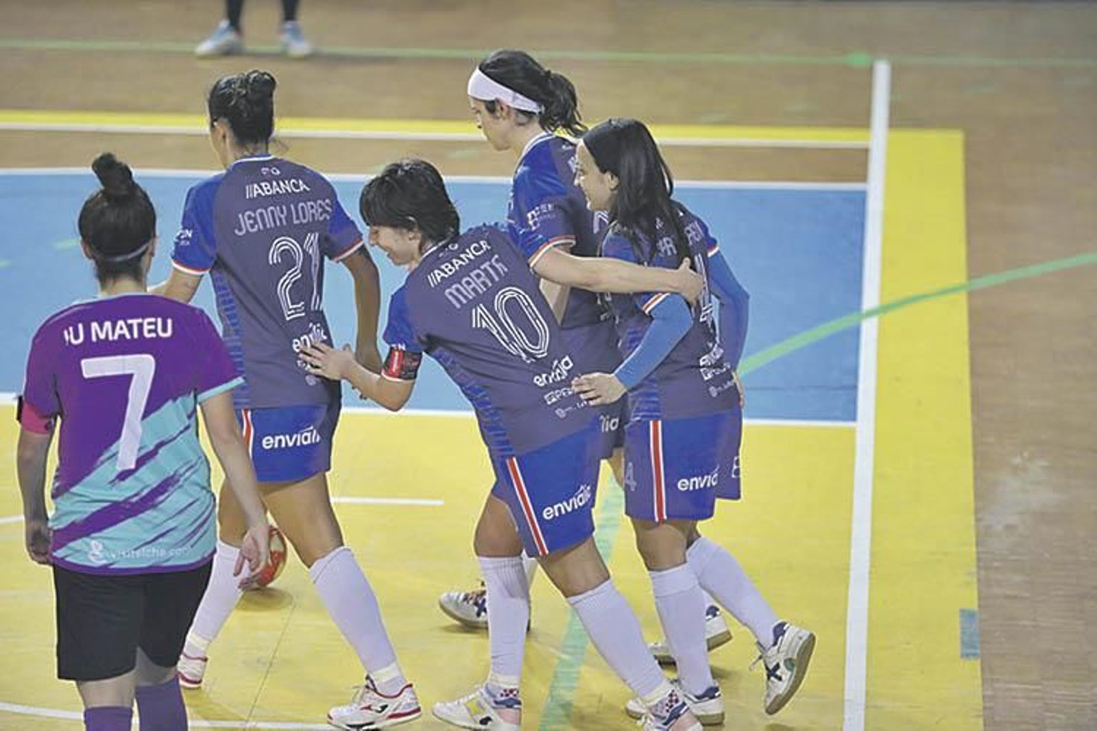 Jenny Lores, Marta, Célia Catá y Sara Moreno celebran un gol ante el Elx.