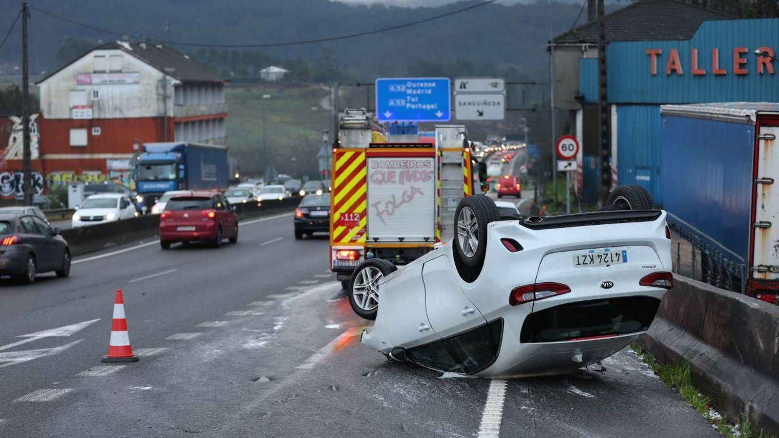 Coche volcado en la A-55.